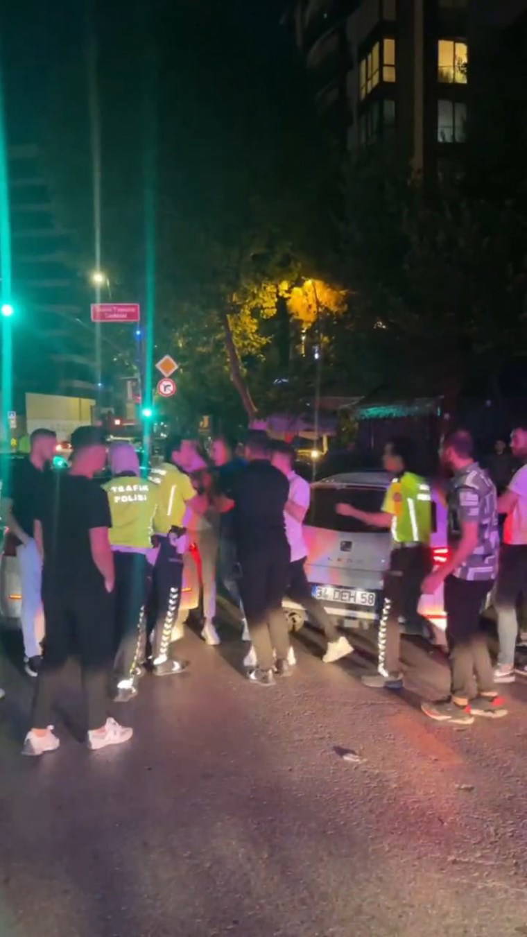 Kadıköy'de trafik kazasında 2 kişi yaralandı: Taraflar birbirine girdi, çok sayıda gözaltı var!